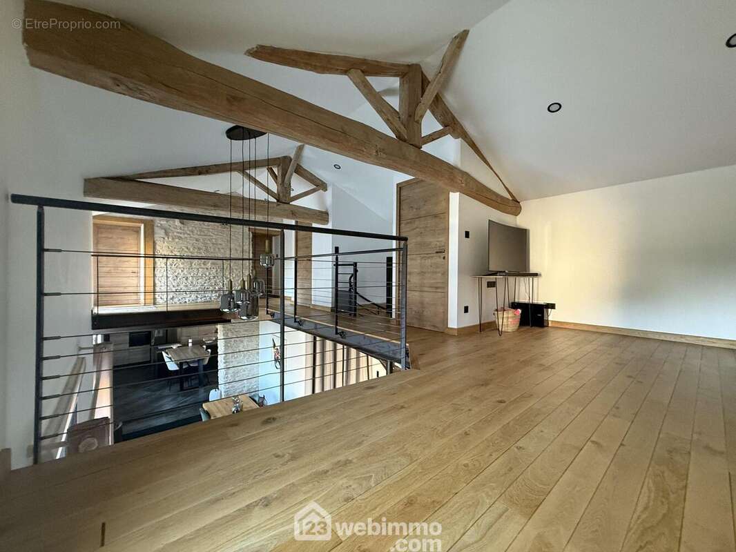 Au-dessus, la mezzanine de 27 m2 distribue : - Maison à LE ROCHEREAU