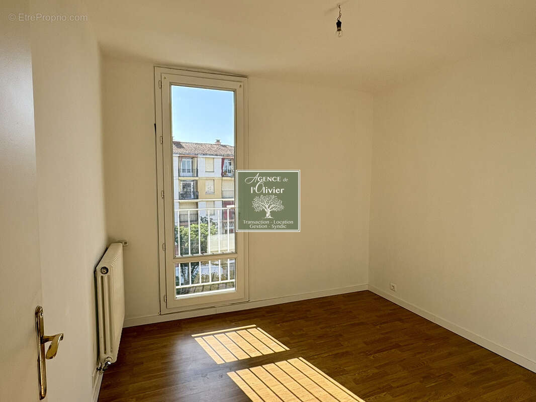 ARLES. Grand T4 avec balcon - photo 3