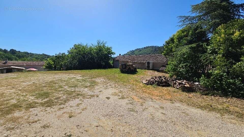 Terrain 1200 m² à Ansouis  - photo 2