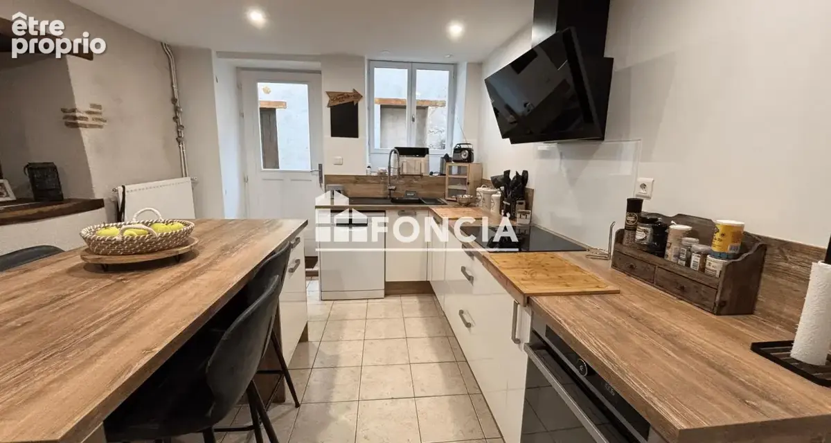 À vendre à parthenay – maison de ville avec jardin ! - photo 1