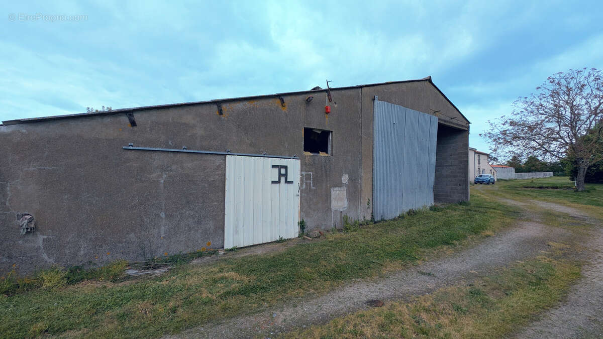 Maison à LES LANDES-GENUSSON