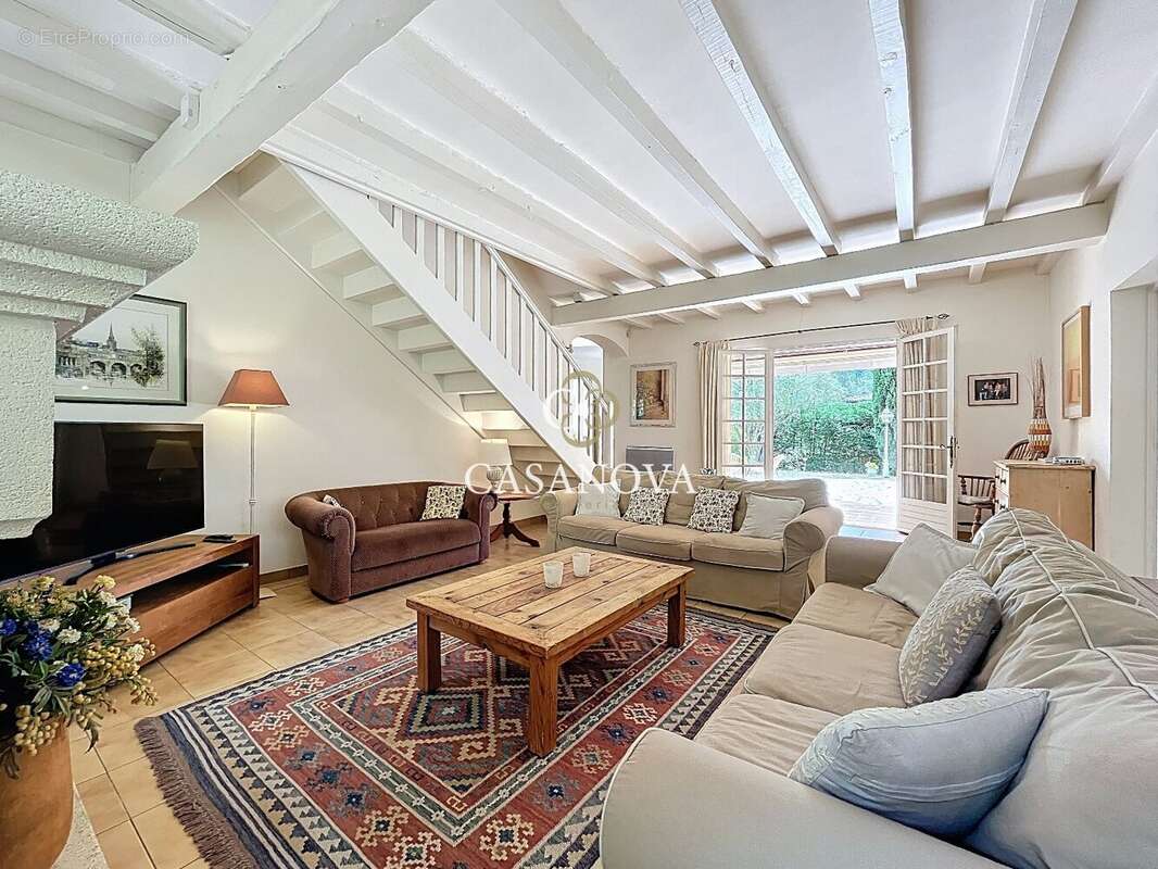 Maison de charme avec piscine, jardin luxuriant et grand garage dans un quartier résidentiel paisible aux portes de Montpellier - photo 7