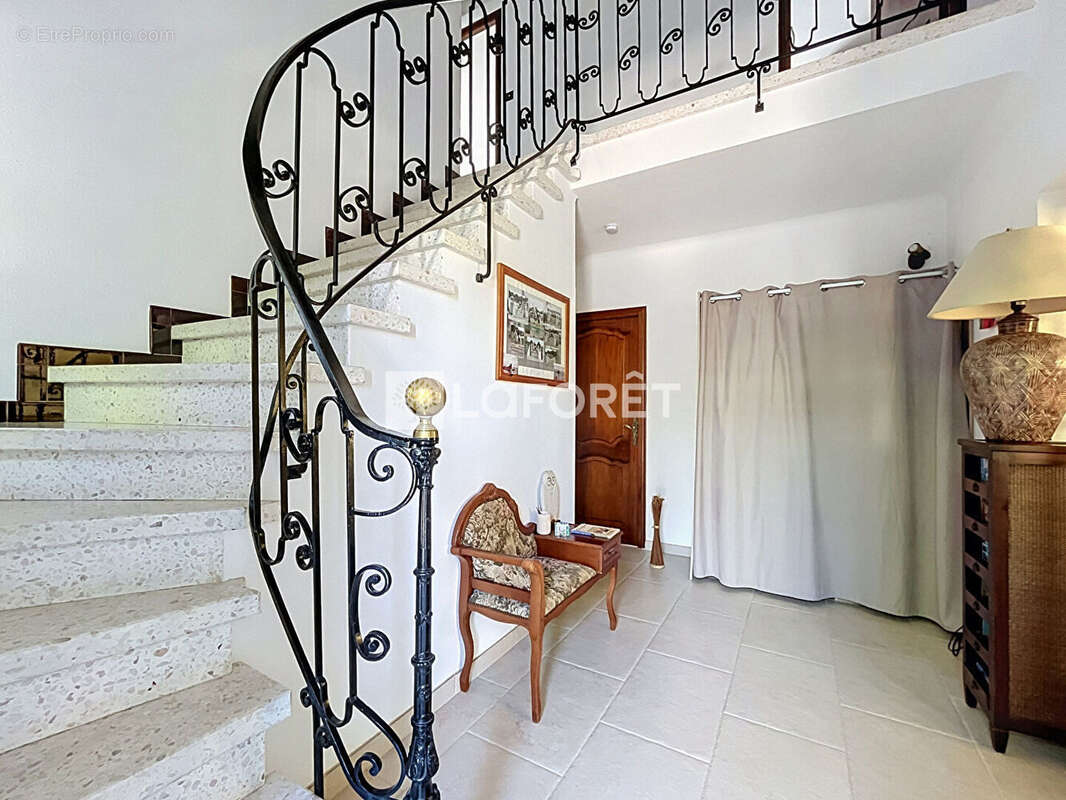 Une maison familiale aux beaux volumes T4 - 3 faces - photo 2