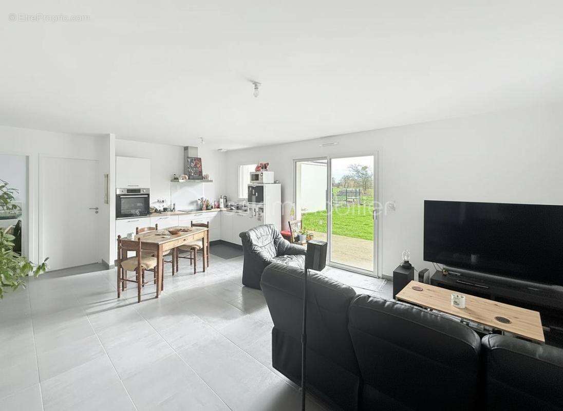 Maison de plain-pied construite en 2024, développant environ 70 m² habitables, édifiée sur une parcelle de 350 m² entièrement cl - photo 2