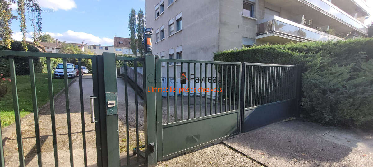 Parking à L'HAY-LES-ROSES