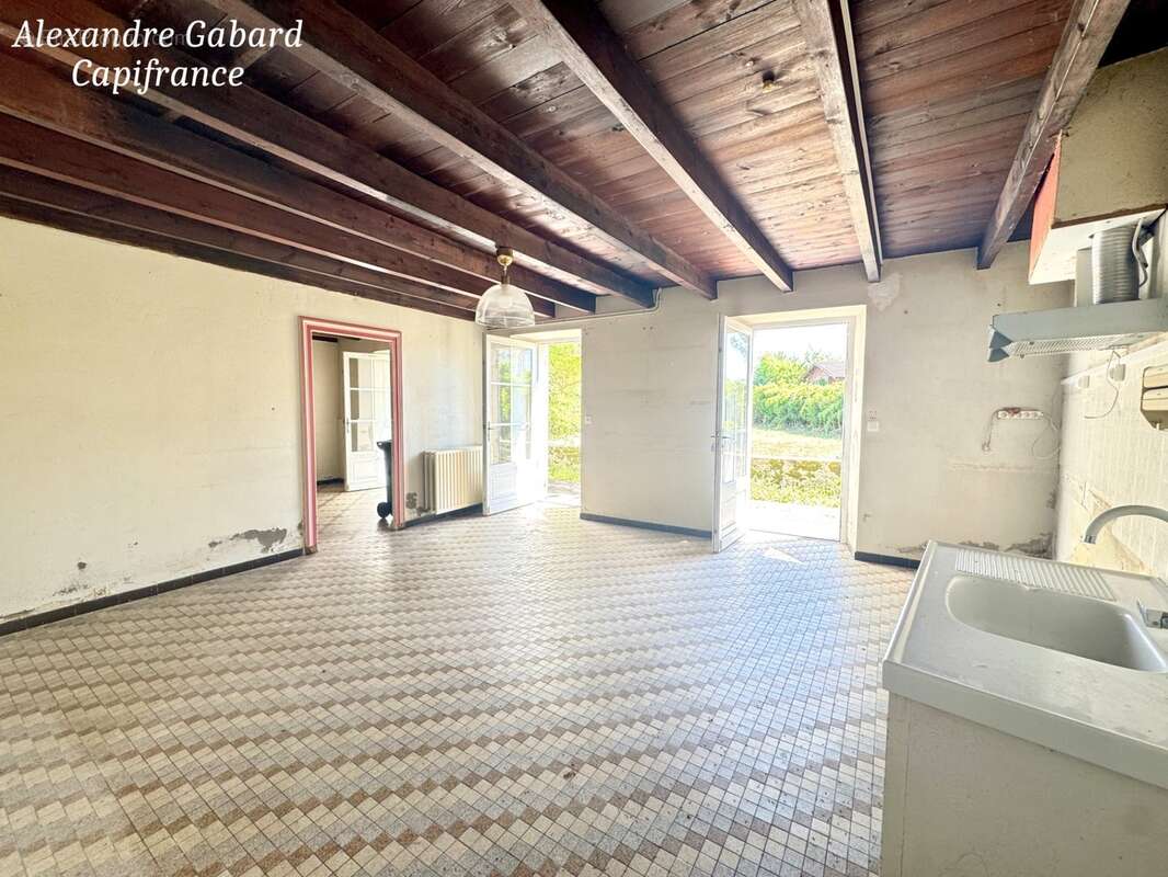 Maison en pierres - 3 chambres - Jardin - Dépendances et fort potentiel - photo 5