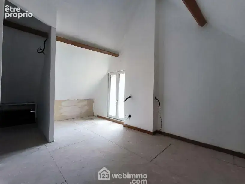 A l'étage une chambre et une salle d'eau à créer