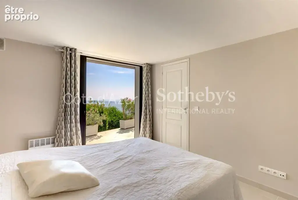 Super Cannes Vallauris, villa de 260 m² avec cinq chambres, piscine et vue mer - photo 13