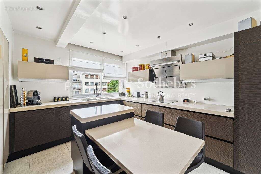 Appartement à NEUILLY-SUR-SEINE