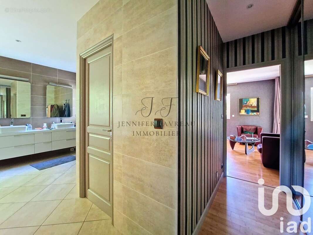 Maison 257 m² à Tresses  - photo 9