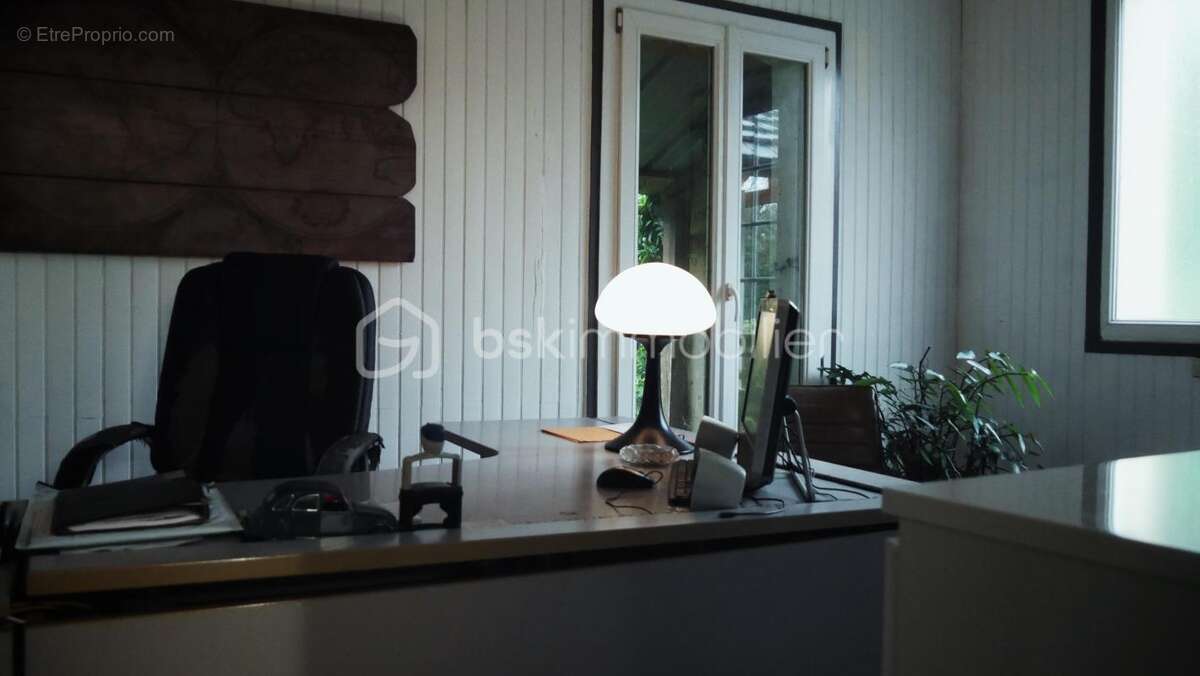 Commerce à VAL-D'ORNAIN