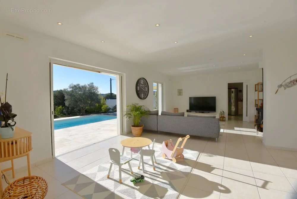 Maison à BAGNOLS-EN-FORET