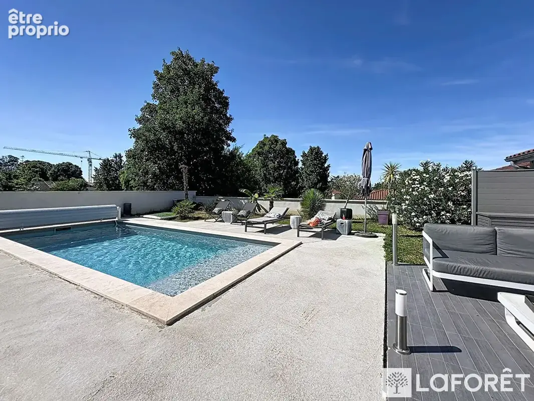 Pusignan - maison familiale récente avec piscine 147m² - photo 8