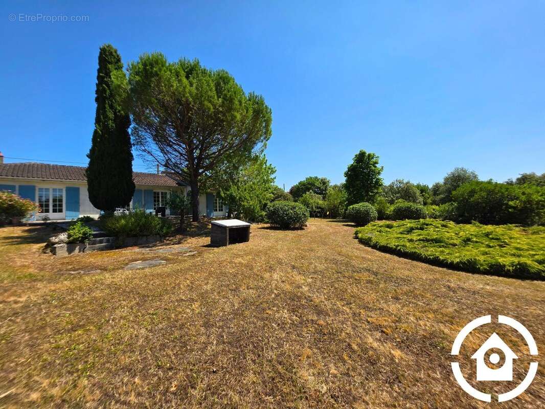 Maison à GENSAC-LA-PALLUE