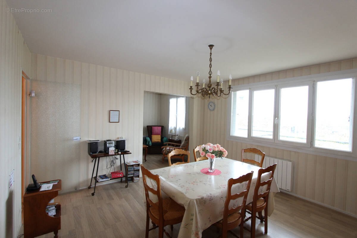 Appartement à VARENNES-VAUZELLES