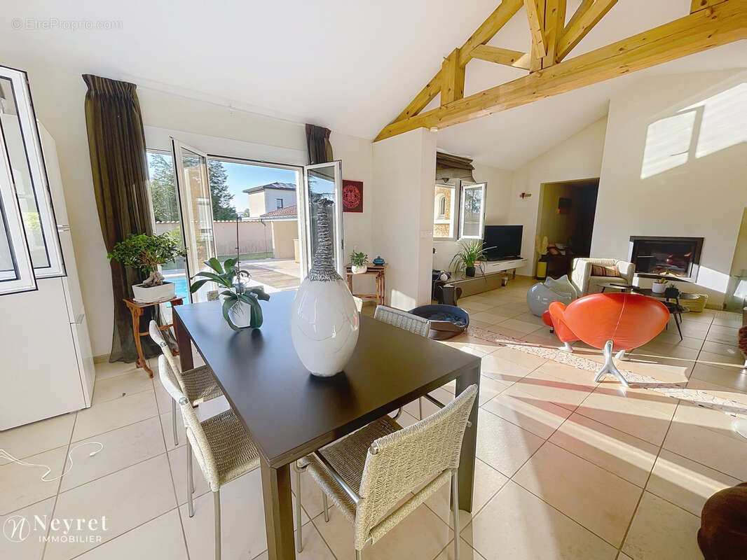 RARE - CHARLY - Maison familiale 5 Chambres de 175 m2 avec piscine et pool house    secteur résidentiel - photo 4