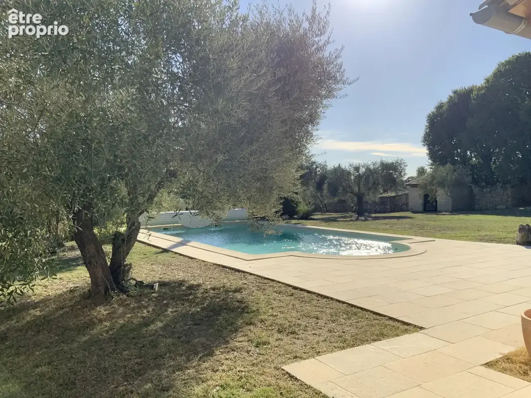 Propriété située à Uzès dans un secteur résidentiel. - photo 1