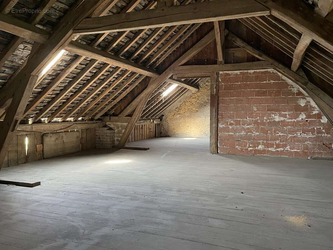Greniers aménageables dépendances - Maison à BONNETABLE