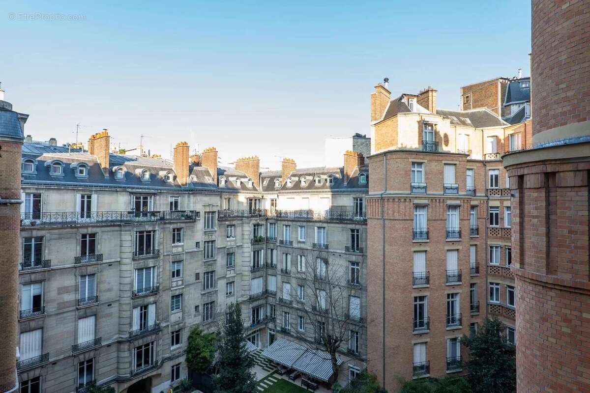 Appartement à PARIS-16E