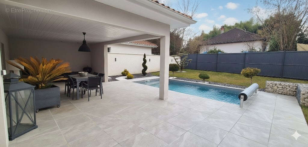 Maison à LA CHAPELLE-DE-LA-TOUR