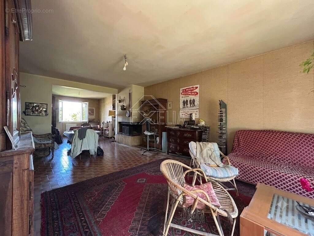 Maison 6 pièces 137 m² à rénover avec jardin, terrasse, sous-sol total et dépendance à Rosny-sur-Seine - photo 6