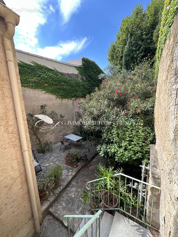 Une maison de village avec jardin, cour et dépendances - photo 24