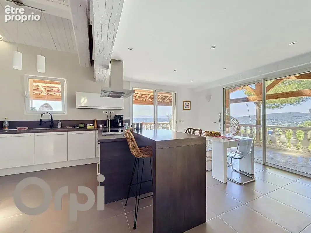 Élégante Propriété avec Vue Dominante • Piscine, Suite Parentale & Studio Indépendant - photo 4