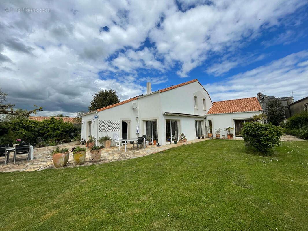 Maison de 224m² à Coulonges sur l'Autize. - photo 8