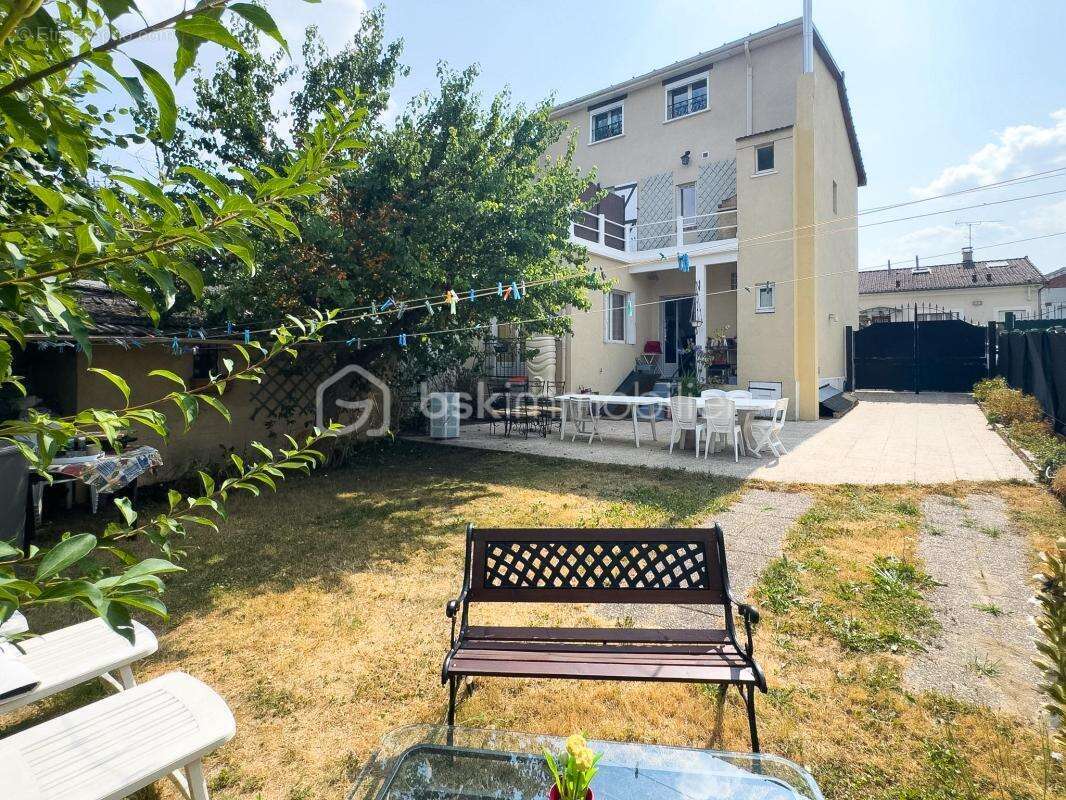 Quartier du Coteau – Maison familiale avec charmant jardin, terrasse, sous-sol total et nombreux stationnements ! - photo 2