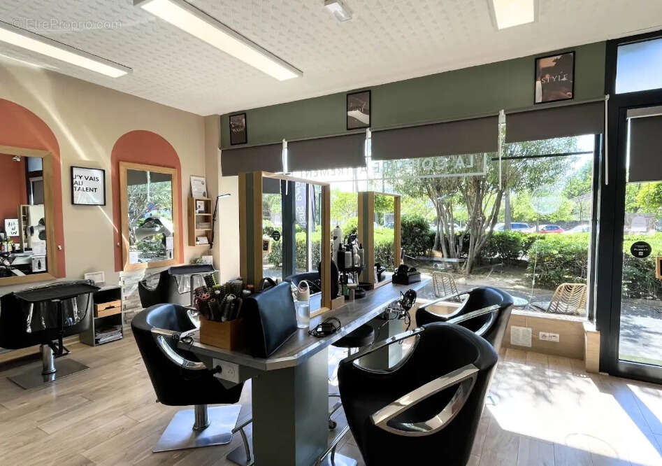 Fonds de commerce salon de coiffure 40 m2 emplacement n°1 a deux pas du centre ville et dans un quartier residentiel a hyeres - photo 5