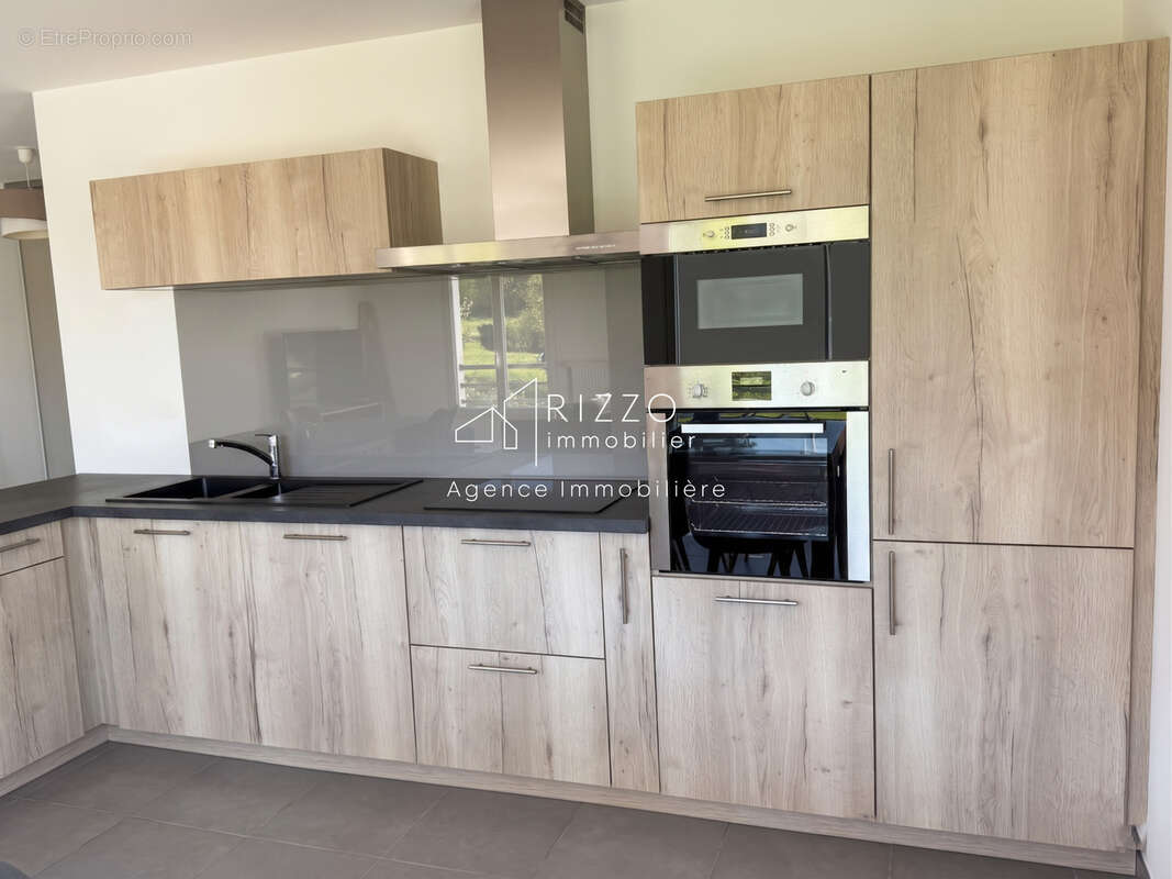 Appartement à PERON
