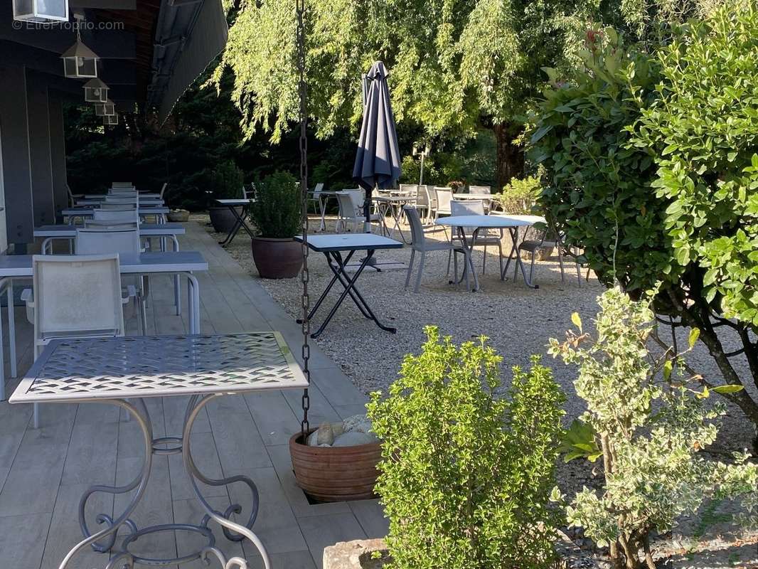 Commerce à VIRIGNIN