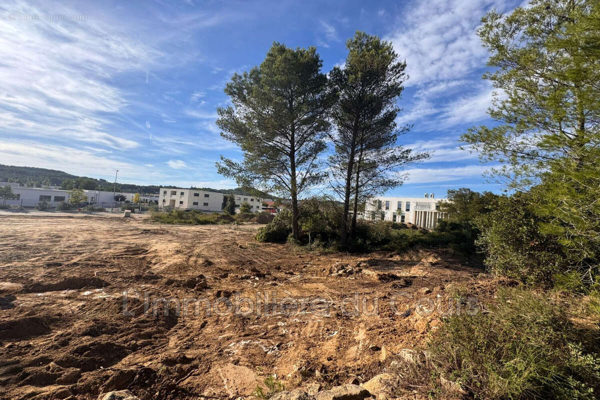 Terrain à SAINT-MITRE-LES-REMPARTS