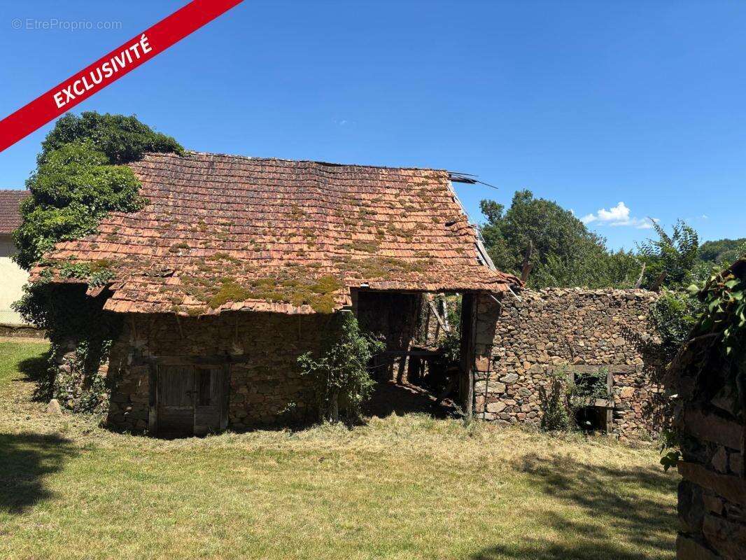 Fermette à restaurer sur 26878 m² de terrain avec cours d'eau - photo 3