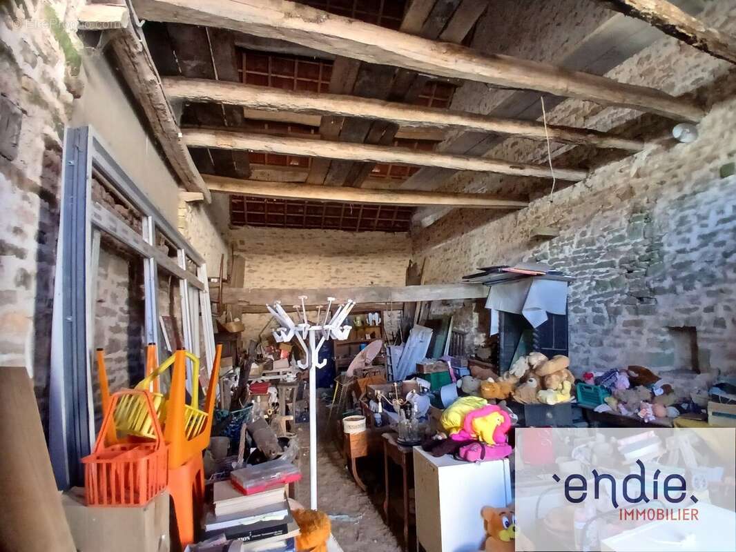 Maison de caractère à rénover  140 m² habitables Vals-des-Tilles (Villemoron) sur terrain de 570m² - photo 11