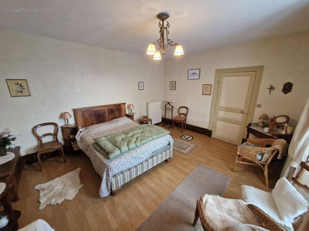 Maison à BESSE-ET-SAINT-ANASTAISE