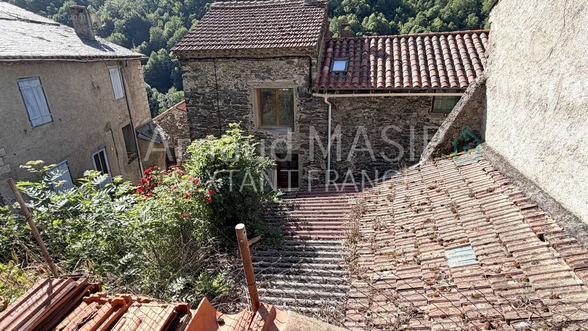 Grange a amenager, abri voiture, jardinet dans hameau prise - photo 17