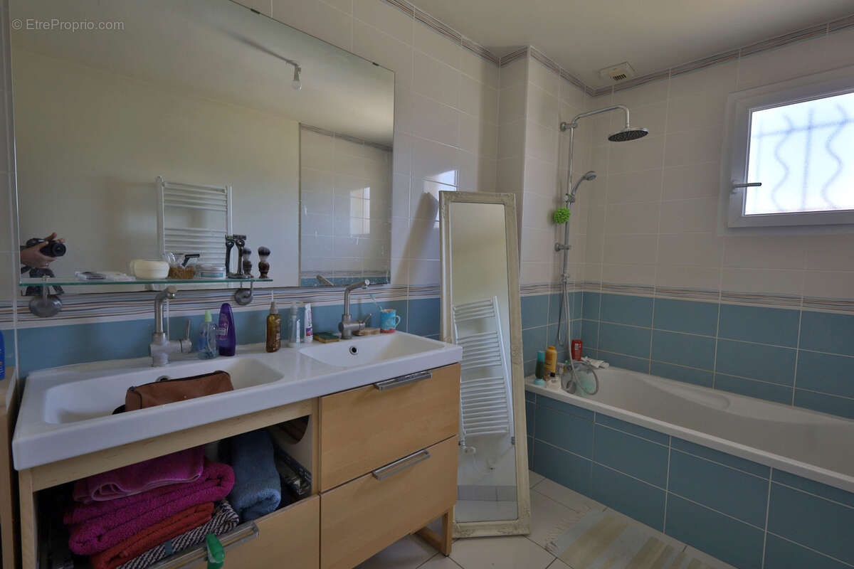 Maison Type 6 - 121,14 m2 habitables - Terrain 923 m2 - Garage - Piscine - photo 17