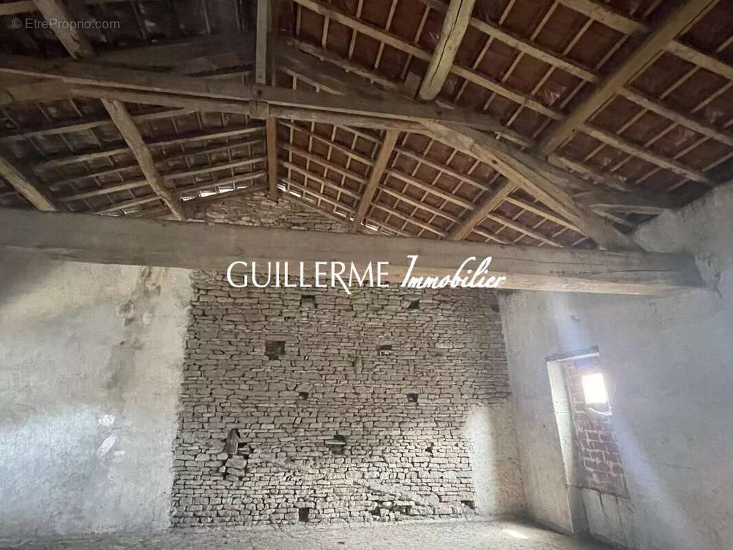 Immeuble en pierre, coeur de village, idéal investisseur - photo 18