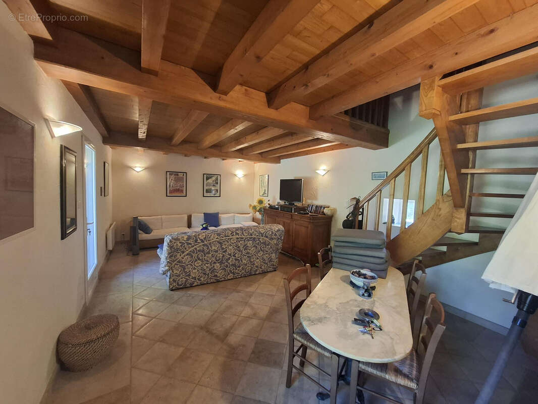 Maison à GENIS