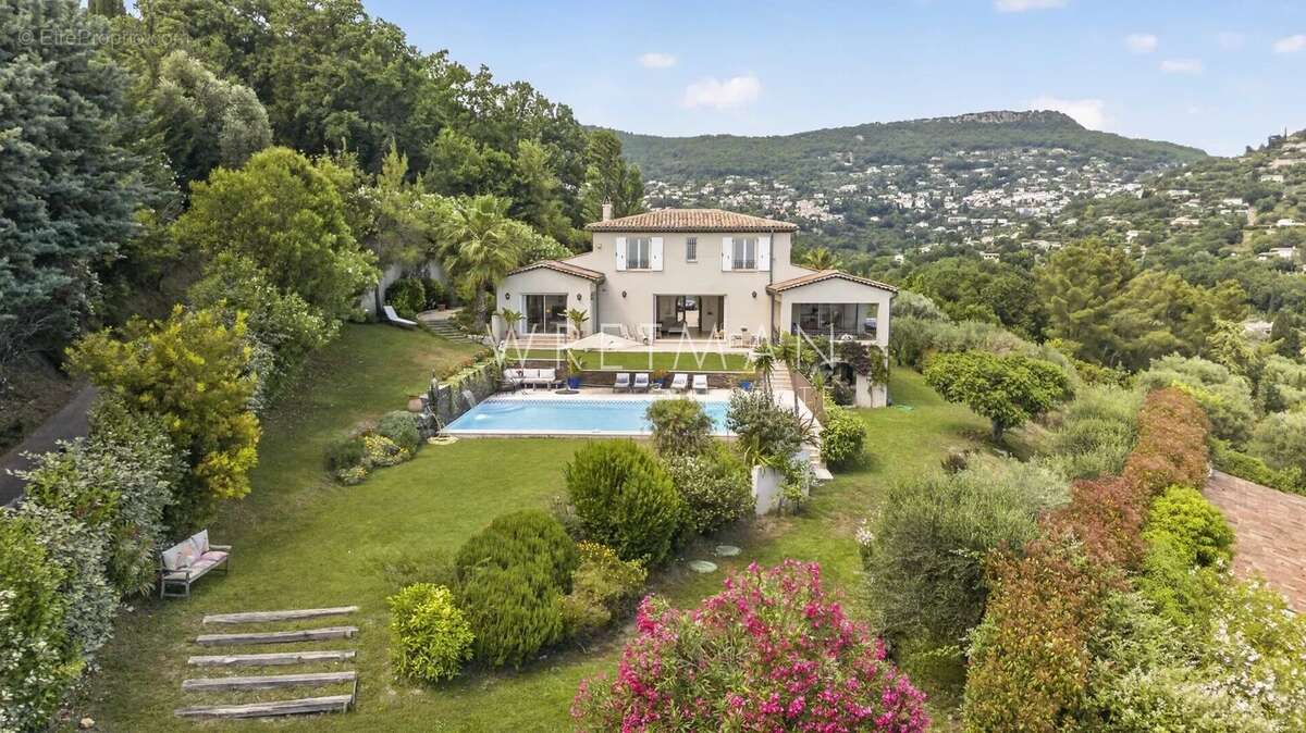 Maison à CHATEAUNEUF-GRASSE