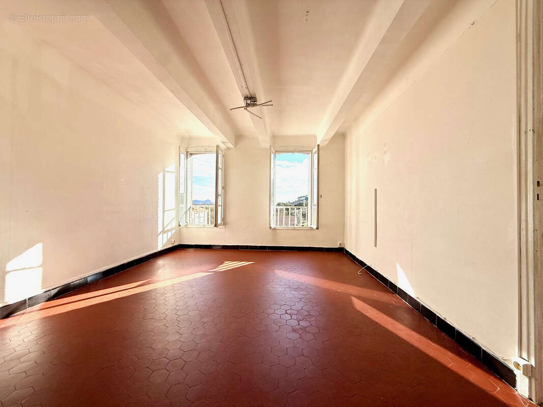 Appartement à SOLLIES-PONT