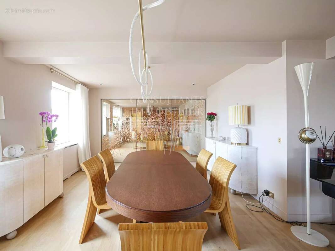 Appartement à PARIS-16E