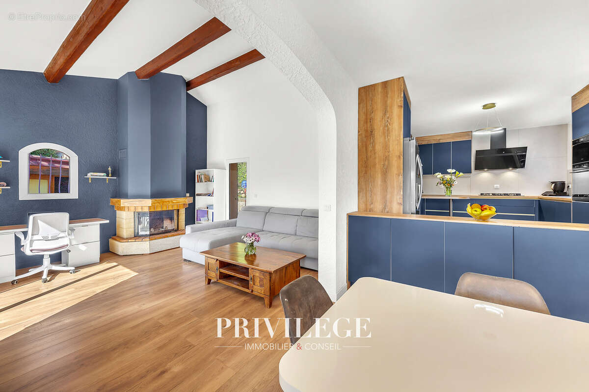 Maison à LA ROQUETTE-SUR-SIAGNE