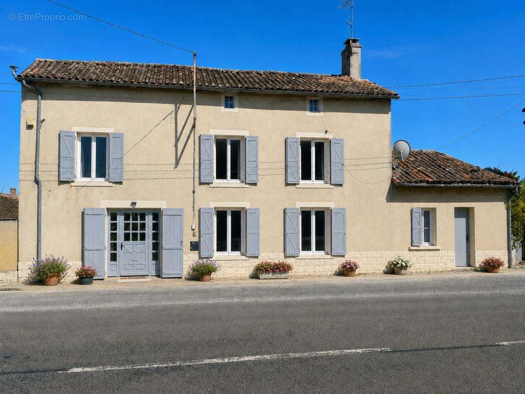 Maison de Village Rénovée de 4 Chambres avec Appartement Ind - photo 15