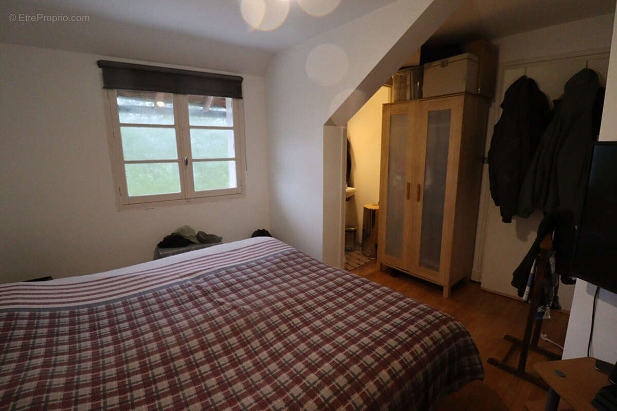 CORREZE. Uzerche. Maison en pierre avec 5 chambres, une deuxième maison à rénover, grande terrasse, bois et grand parking. - photo 16
