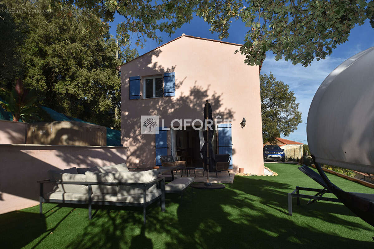 Maison à BAGNOLS-EN-FORET