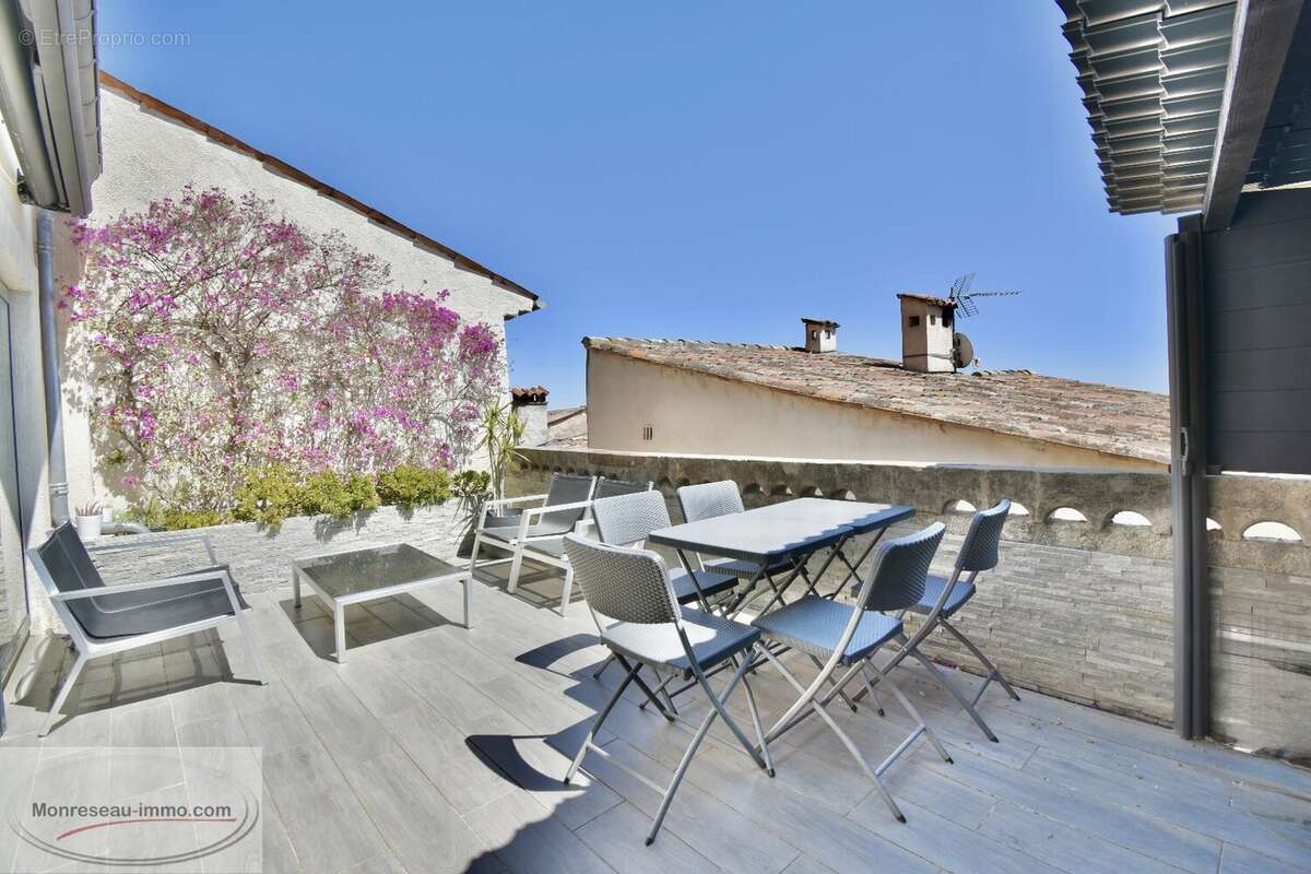 Maison à CHATEAUNEUF-GRASSE