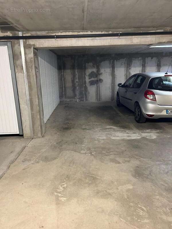   - Parking à SAINT-BRICE-COURCELLES