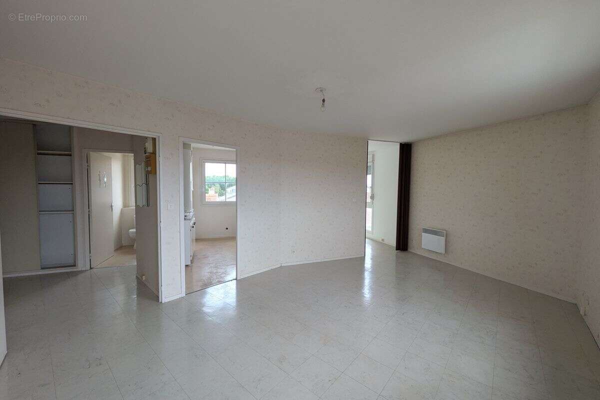 A vendre - romilly sur seine – 26 place des martyrs de la liberation porte n 06 etage n°3 - photo 2